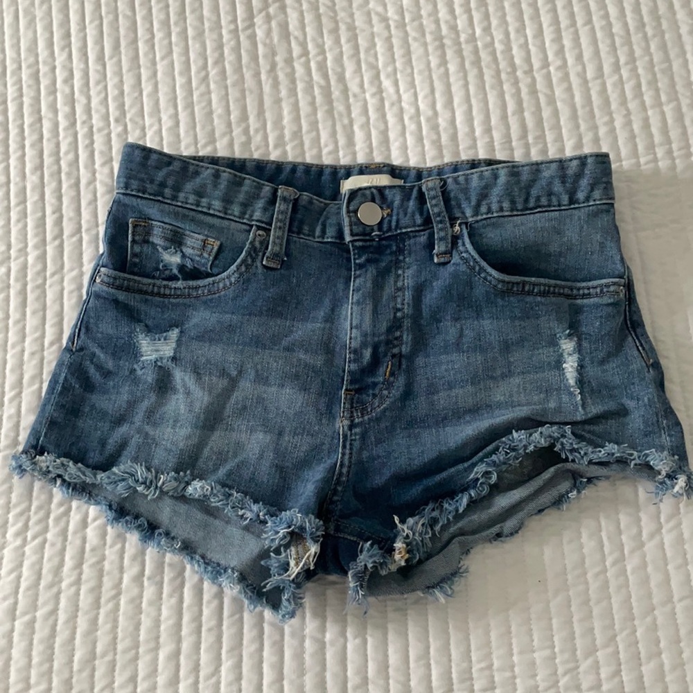 Jean shorts. Medium blue, distressed short